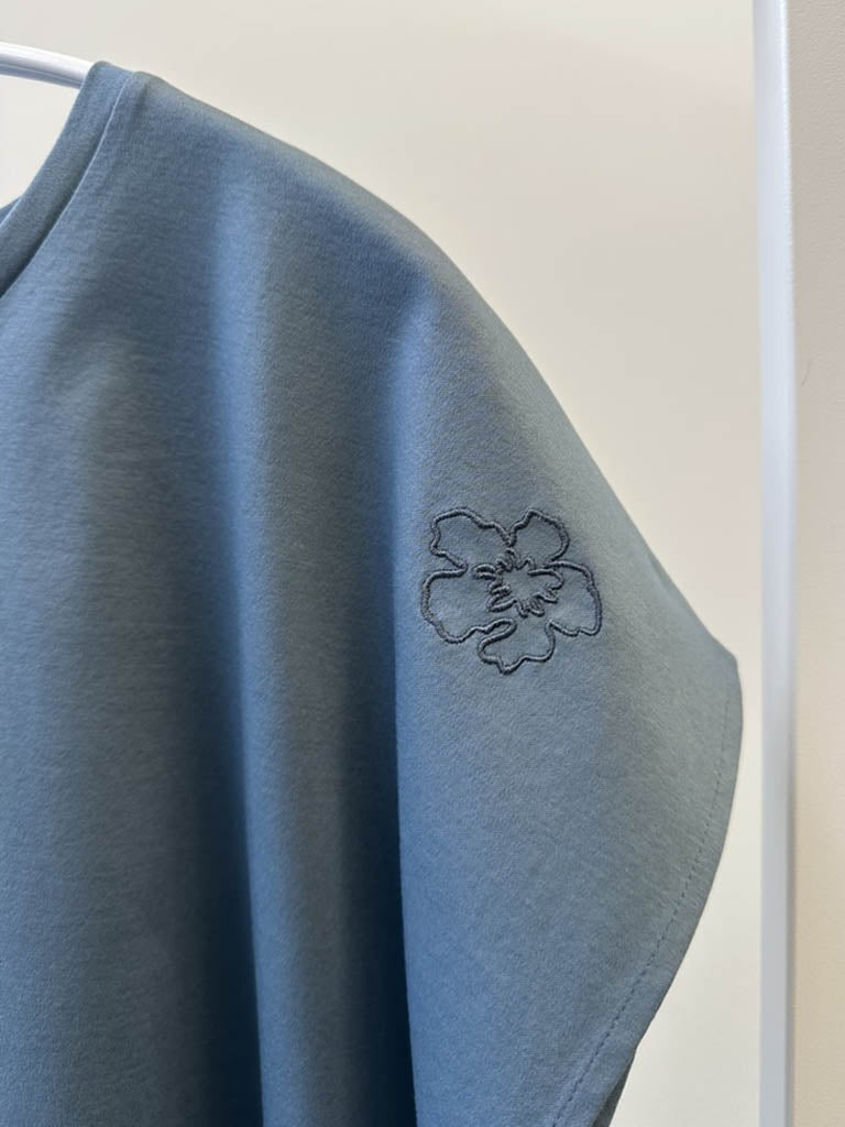 Blå T-shirt i merceriseret bomuld i støvet blå med boxy fit – OVIO TEE