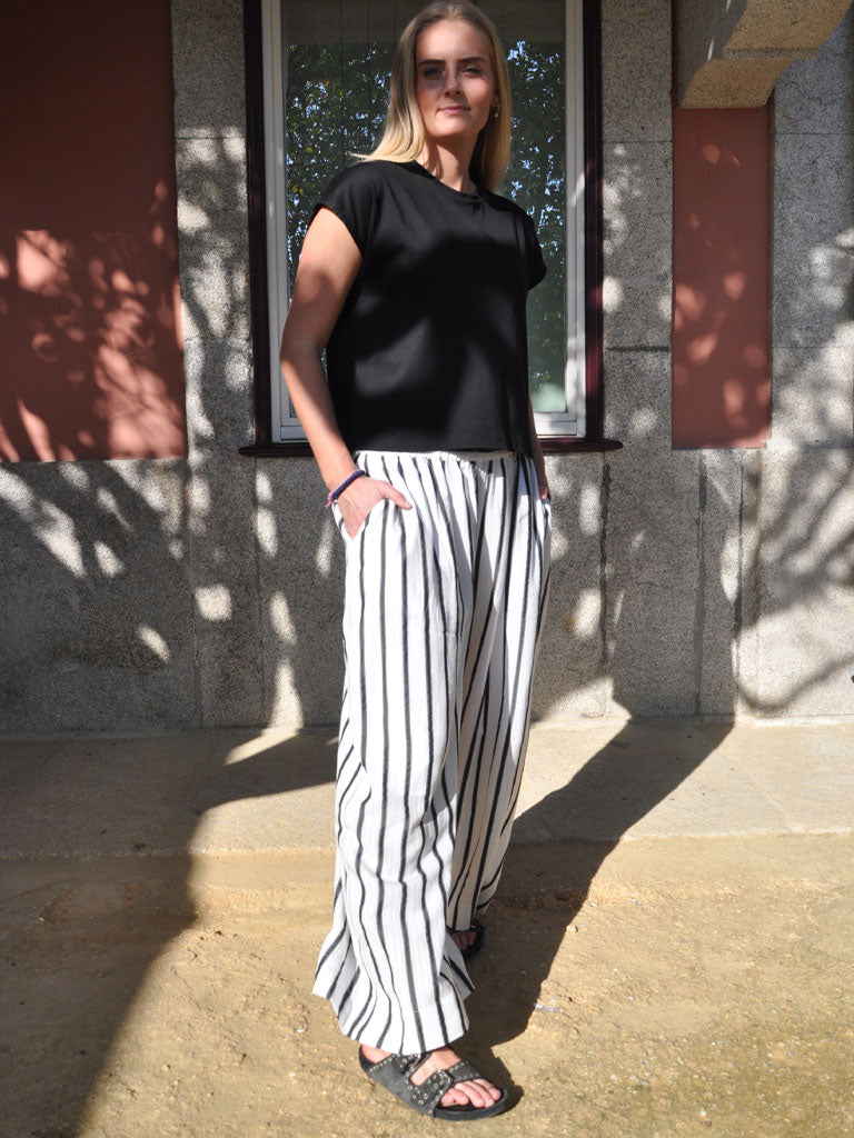 Black Tee with O-Neck in Boxy Fit – OVIO