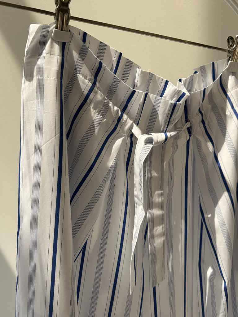 Brede hvide bomuldsbukser med blå striber – AMIIS Bukser