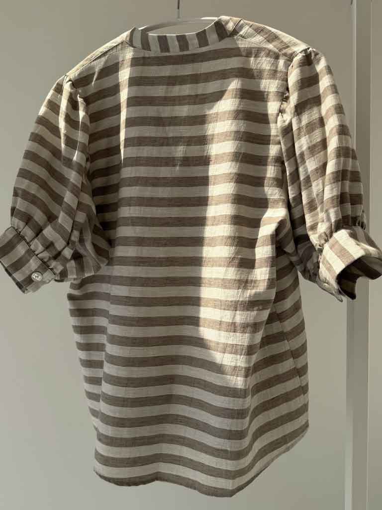Stribet Brun Bomuldsskjorte med Pufærmer – AVA SHIRT