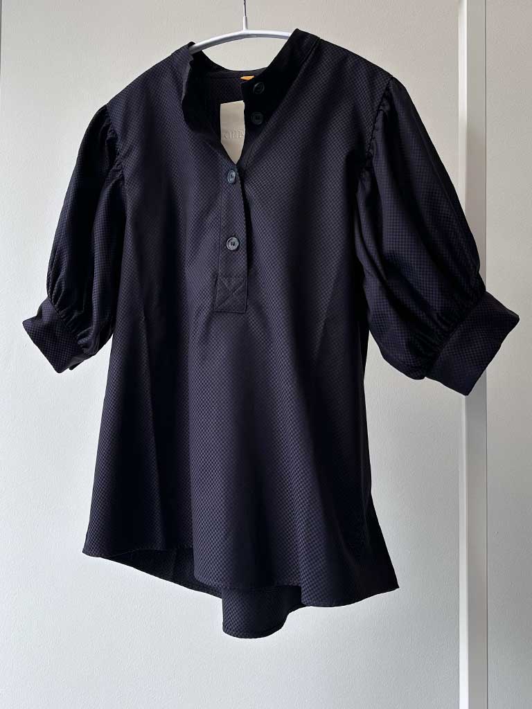 Skjorte i Mini Tern i Lilla og Sort med Puffærmer – AVA SHIRT