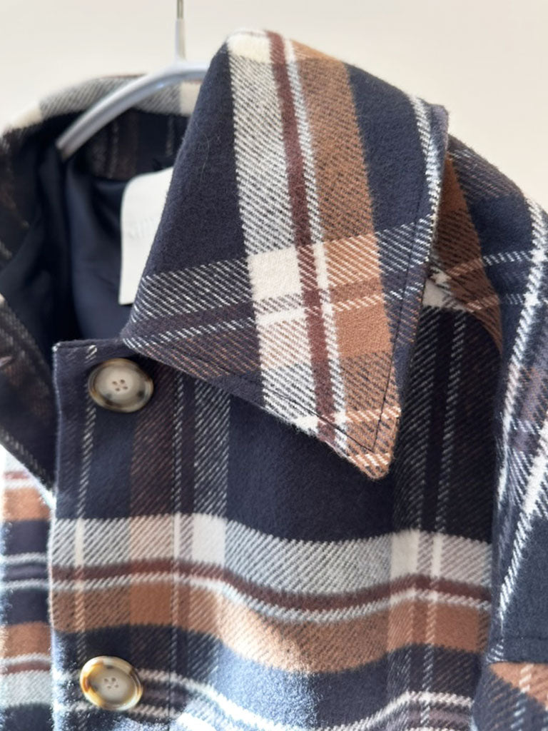 Ternet Oversized Jakke i Bomuld, brun/blå i blød bomuld – DOLORES