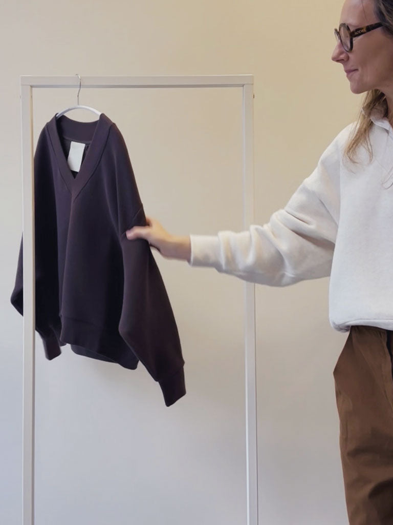 LEENA V-Neck Fleece Sweat – Brown