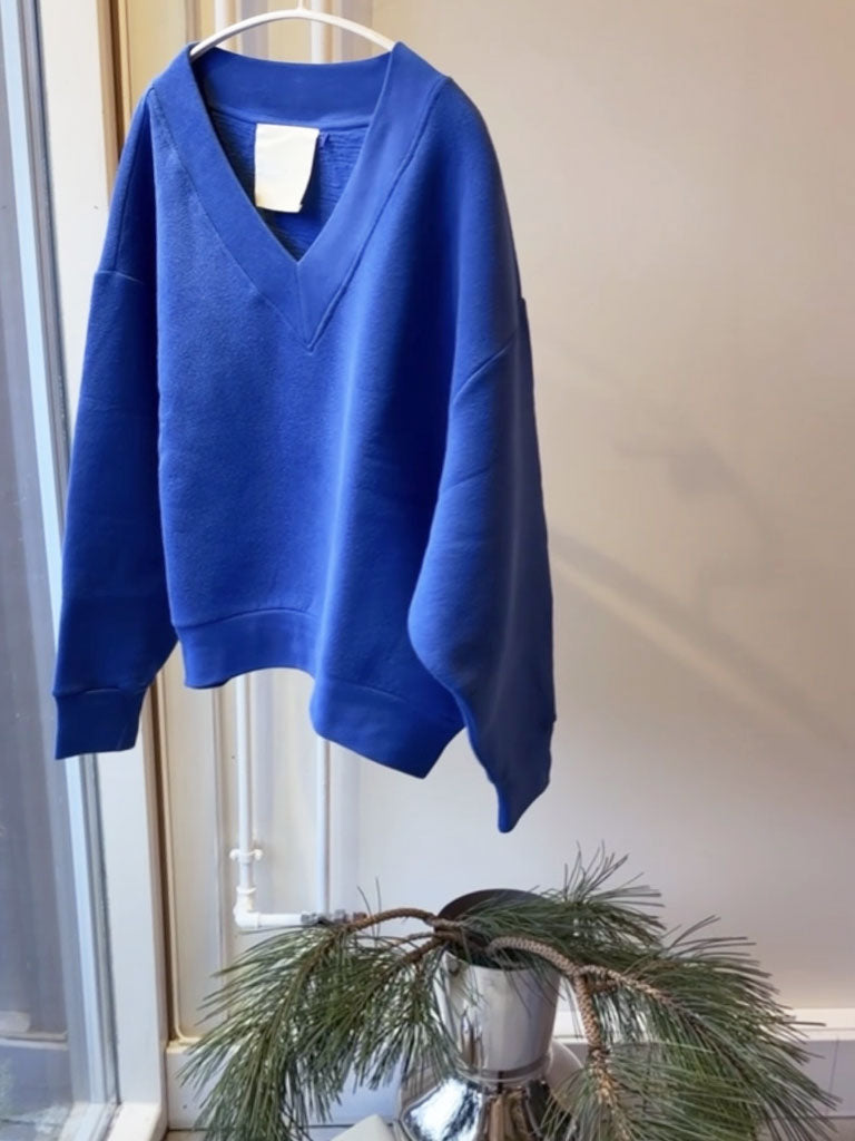LEENA V-Neck Fleece Sweat – Royal Blue