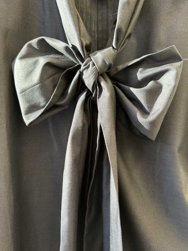 Kort Mørkegrå Festkjole med Stor Sløjfe – LUVIA DRESS