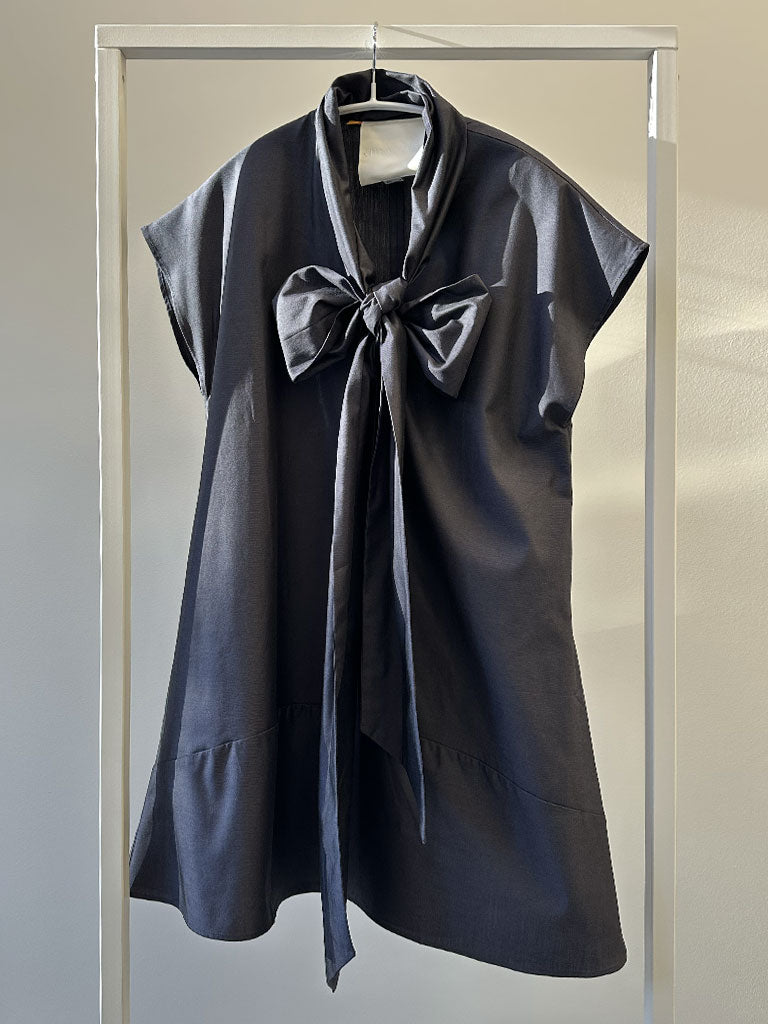 Kort Mørkegrå Festkjole med Stor Sløjfe – LUVIA DRESS