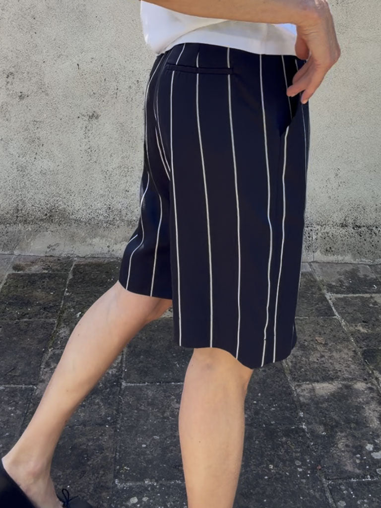 Mørkeblå Pinstripe Shorts i Tencel med Lige Ben – SARA SHORTS