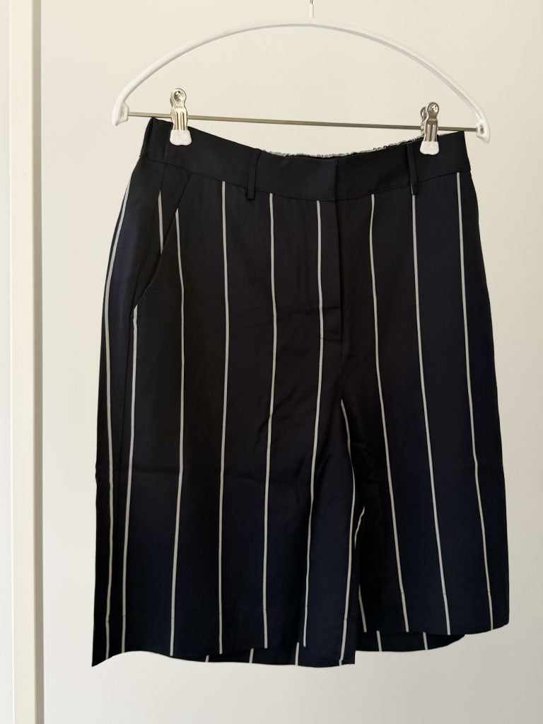 Mørkeblå Pinstripe Shorts i Tencel med Lige Ben – SARA SHORTS