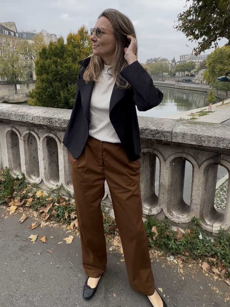 Kort boucléjakke i sort med raglanærmer og stort revers – TORRO Boucle BLazer