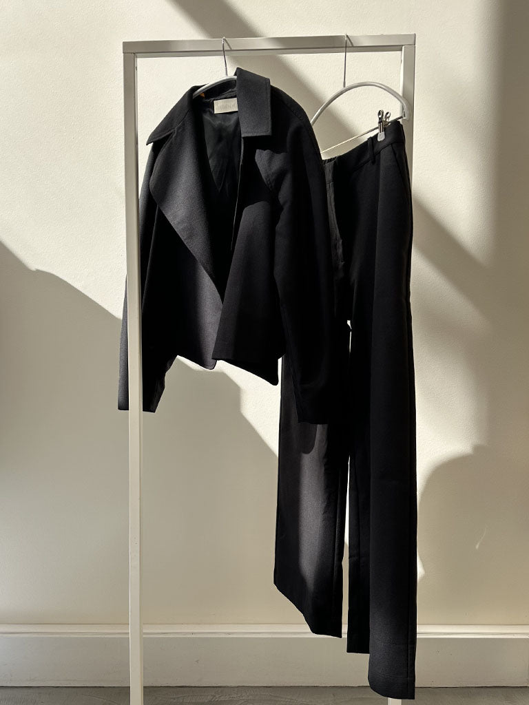 Short jacket in black bouclé with raglan sleeves and wide lapels – TORRO Boucle Jacket