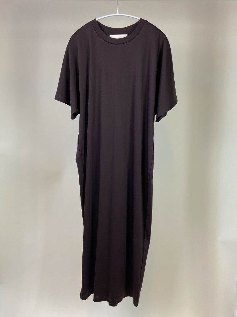Avio t-shirt dress in black on a hanger