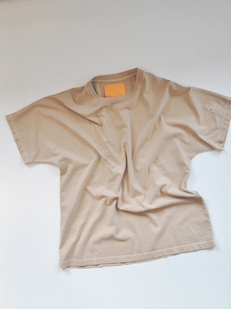 Avio tee in soft beige laying flat