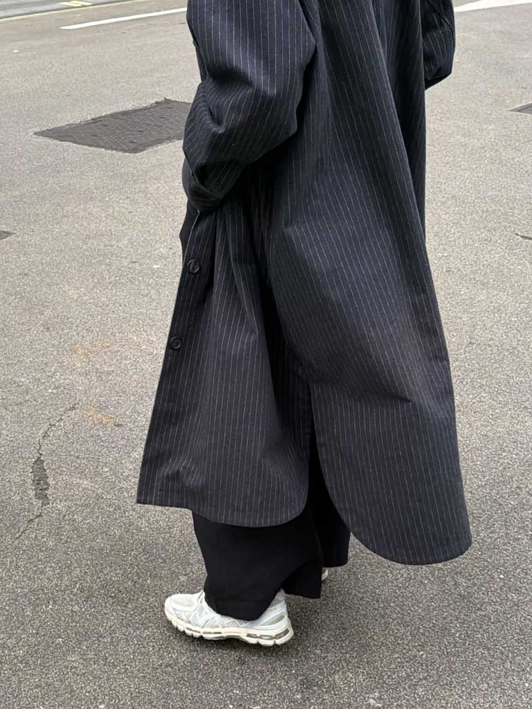 Lang grå nålestribet frakke i børstet bomuld – ALEX JACKET