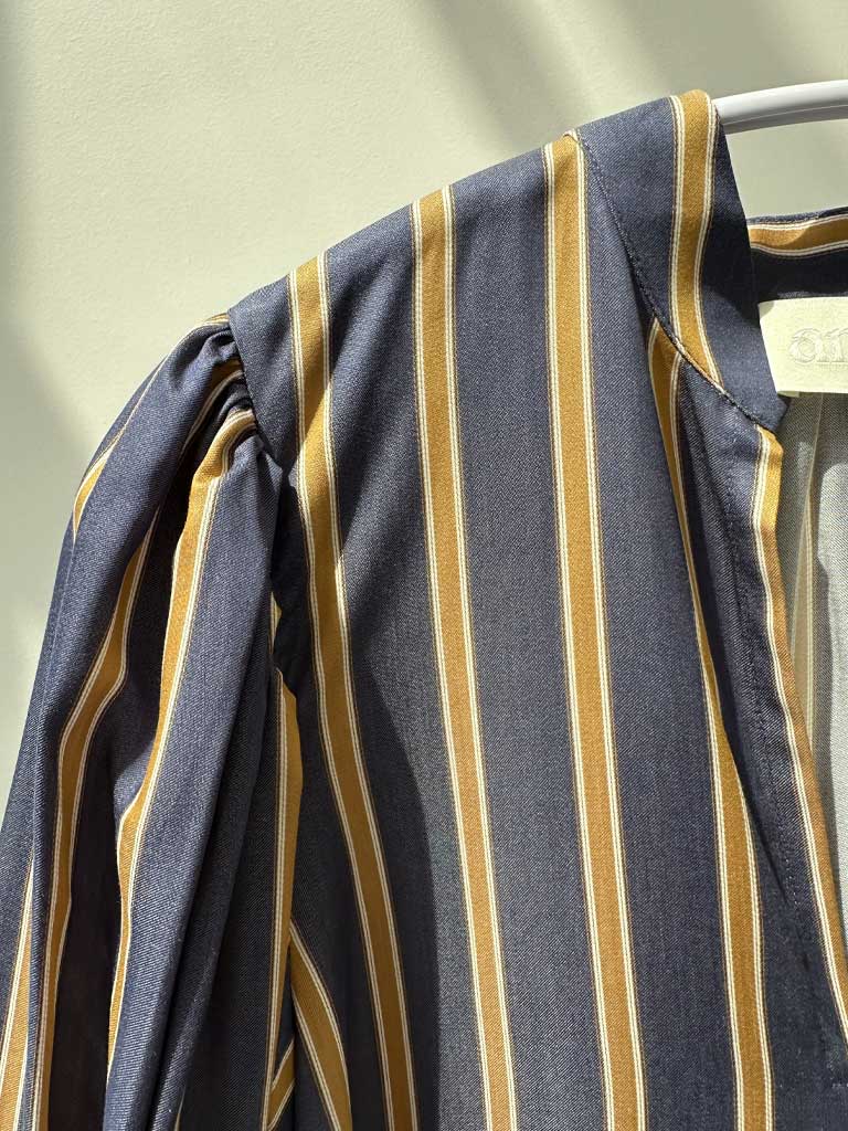 ARONA BLÅSTRIBET TENCEL KJOLE