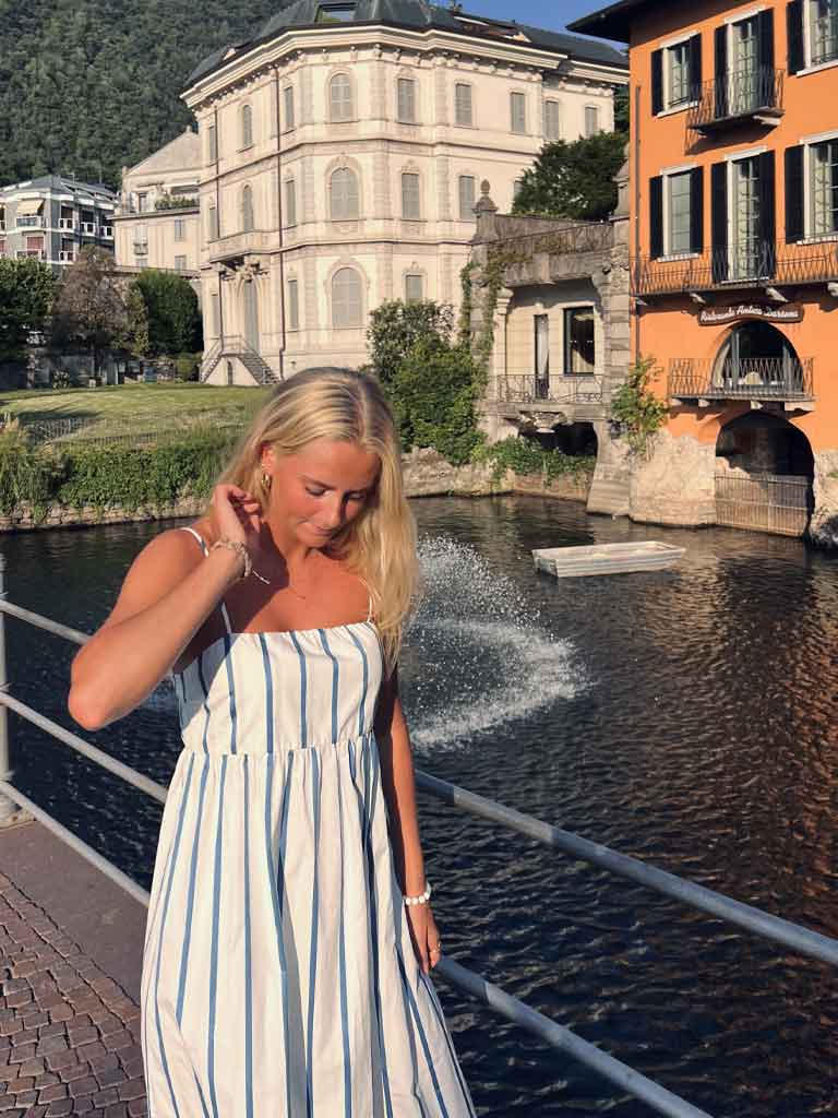 Lang maxi sommerkjole med blå striber og spaghettistropper – ASTIS DRESS