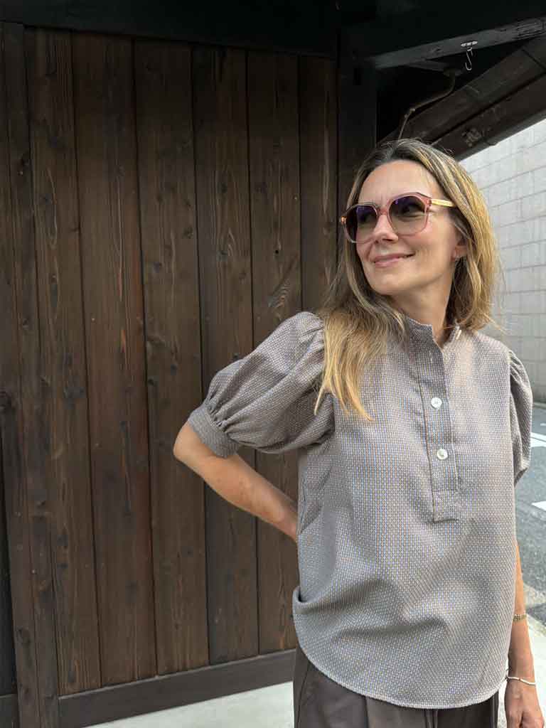 Brun jacquardmønstret skjorte med pufærmer – AVA SHIRT