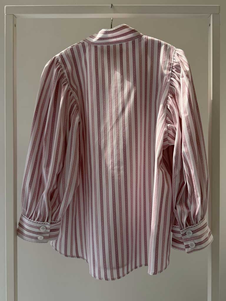 Rosa Stribet Bomuldsskjorte med Pufærmer – AVA SHIRT