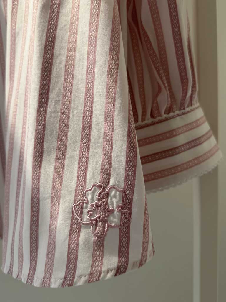 Rosa Stribet Bomuldsskjorte med Pufærmer – AVA SHIRT