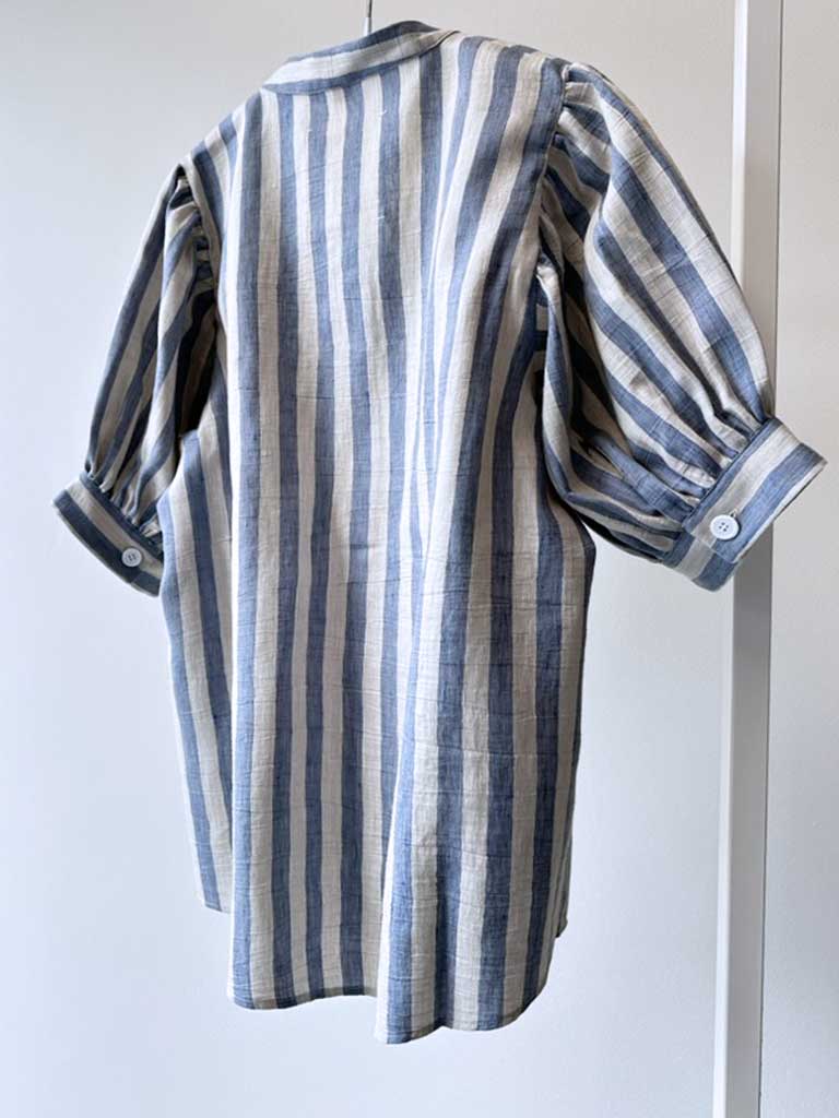 Stribet Skjorte i Blå og Beige med Puffærmer – AVA SHIRT