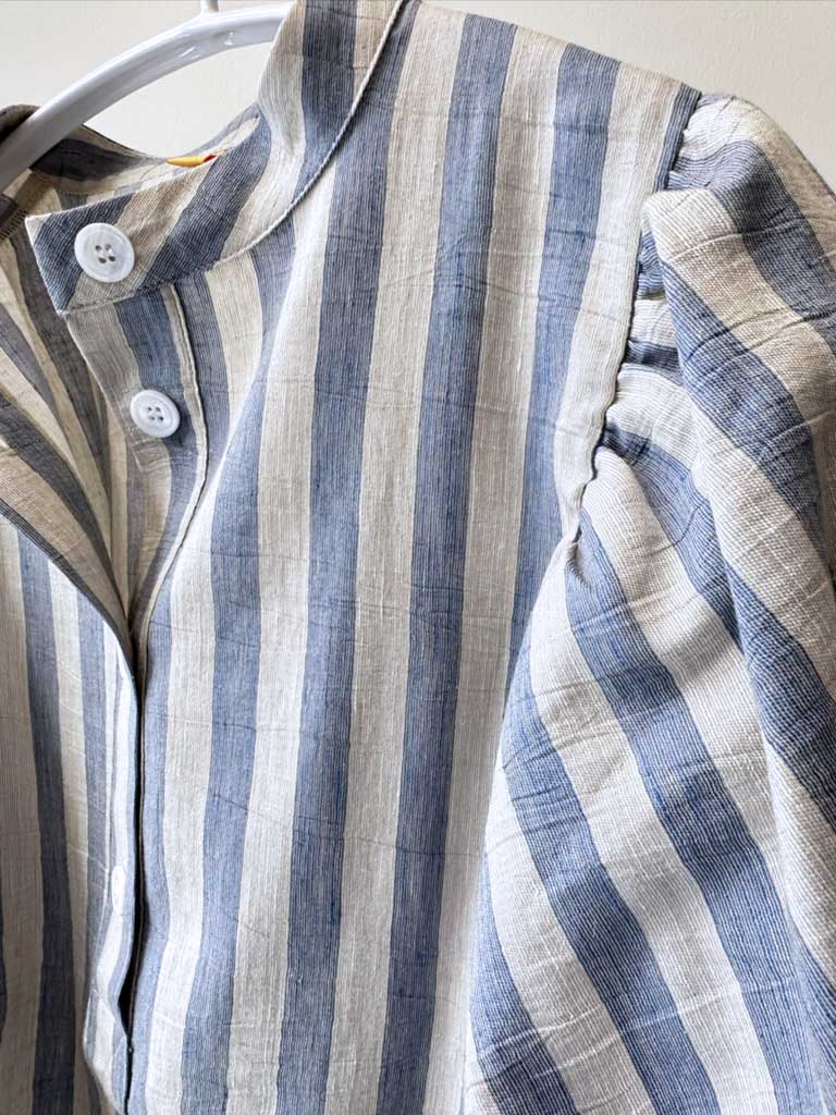 Stribet Skjorte i Blå og Beige med Puffærmer – AVA SHIRT