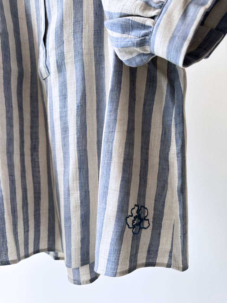 Stribet Skjorte i Blå og Beige med Puffærmer – AVA SHIRT