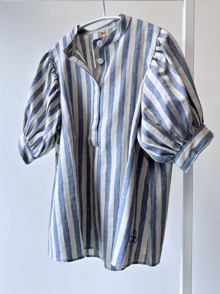 Stribet Skjorte i Blå og Beige med Puffærmer – AVA SHIRT