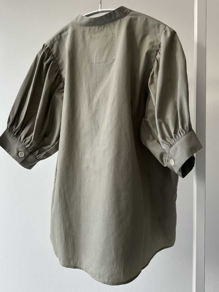 Skjorte i Støvet Grøn med Puffærmer – AVA SHIRT
