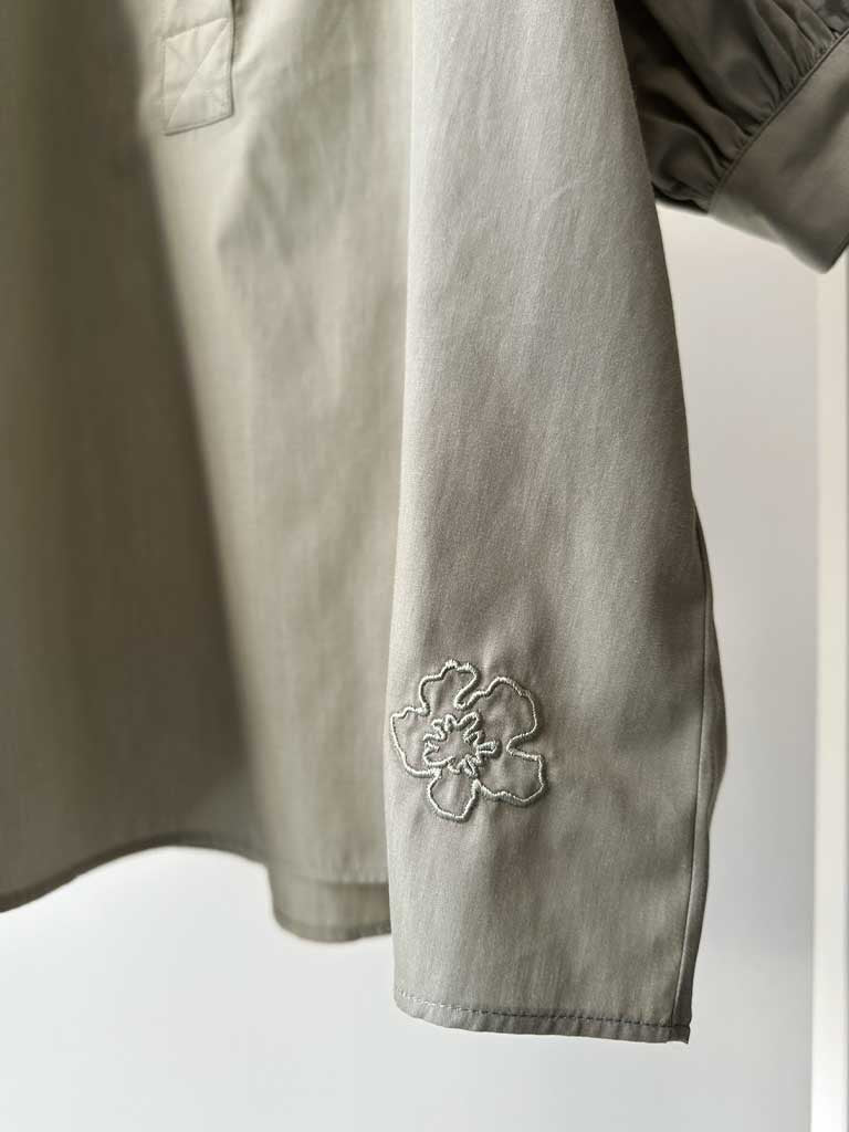 Skjorte i Støvet Grøn med Puffærmer – AVA SHIRT