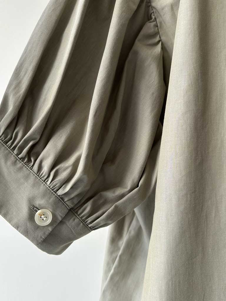 Skjorte i Støvet Grøn med Puffærmer – AVA SHIRT