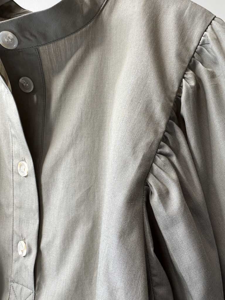 Skjorte i Støvet Grøn med Puffærmer – AVA SHIRT