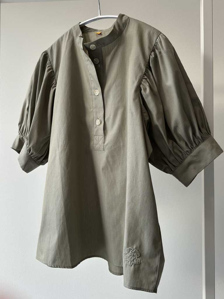 Skjorte i Støvet Grøn med Puffærmer – AVA SHIRT