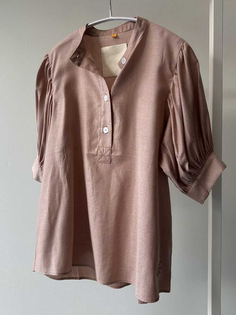 Skjorte i Støvet Rosa med Puffærmer og Fin Struktur – AVA SHIRT