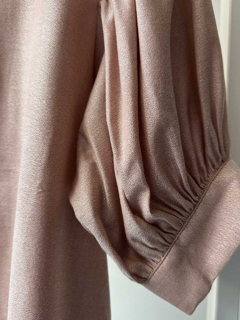 Skjorte i Støvet Rosa med Puffærmer og Fin Struktur – AVA SHIRT