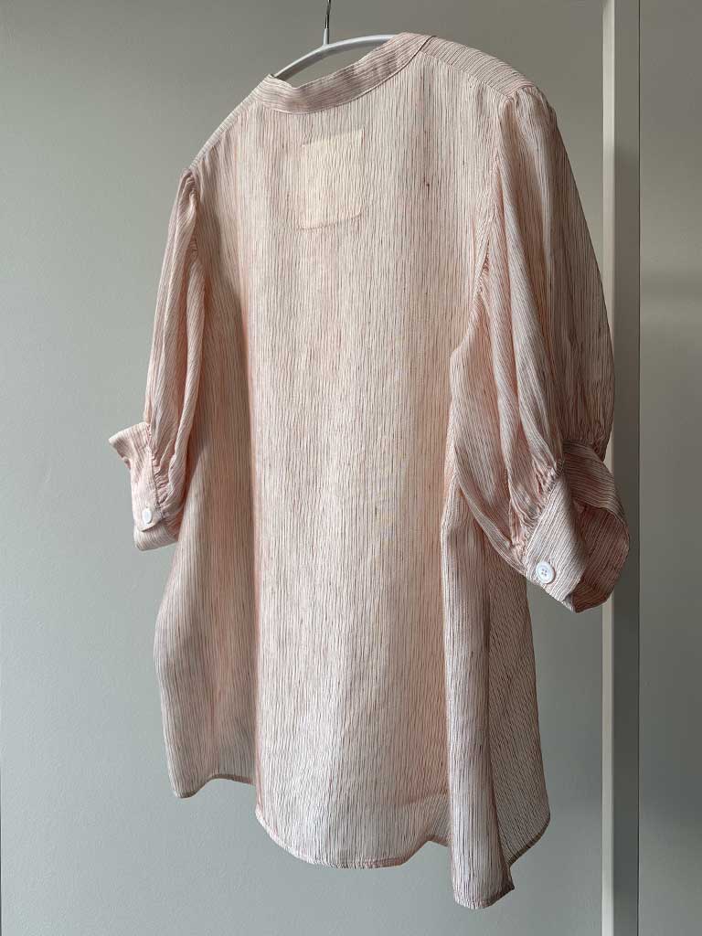 Skjorte i Lys Rosa med Fine Striber og Puffærmer – AVA SHIRT