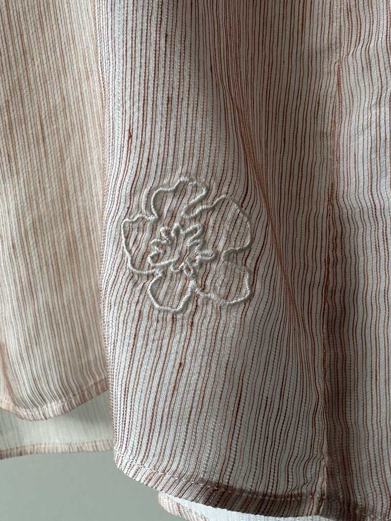 Skjorte i Lys Rosa med Fine Striber og Puffærmer – AVA SHIRT