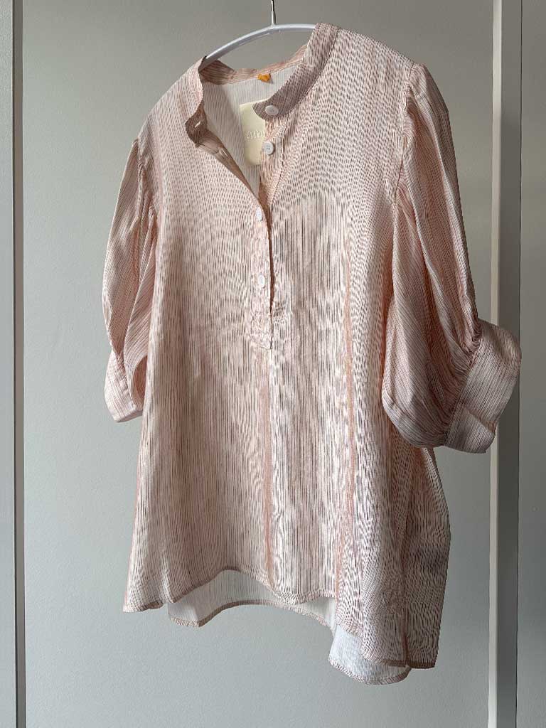 Skjorte i Lys Rosa med Fine Striber og Puffærmer – AVA SHIRT