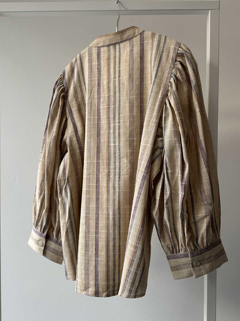 Stribet Skjorte i Natur og Beige med 3/4 Puffærmer – AVA SHIRT