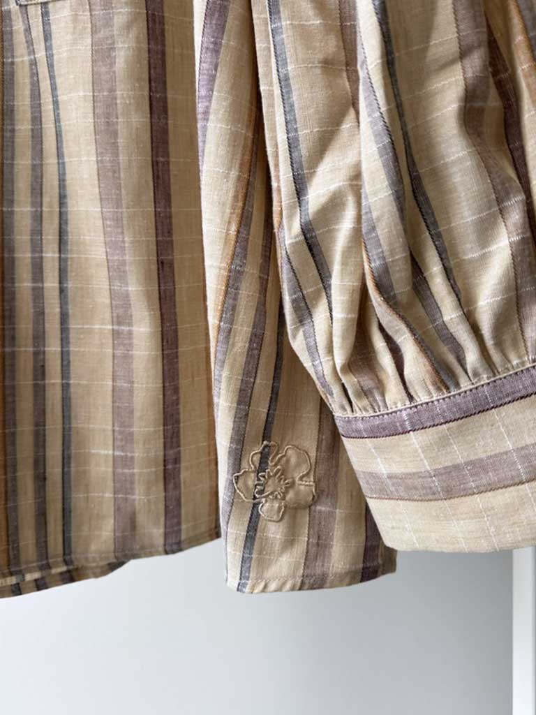Stribet Skjorte i Natur og Beige med 3/4 Puffærmer – AVA SHIRT