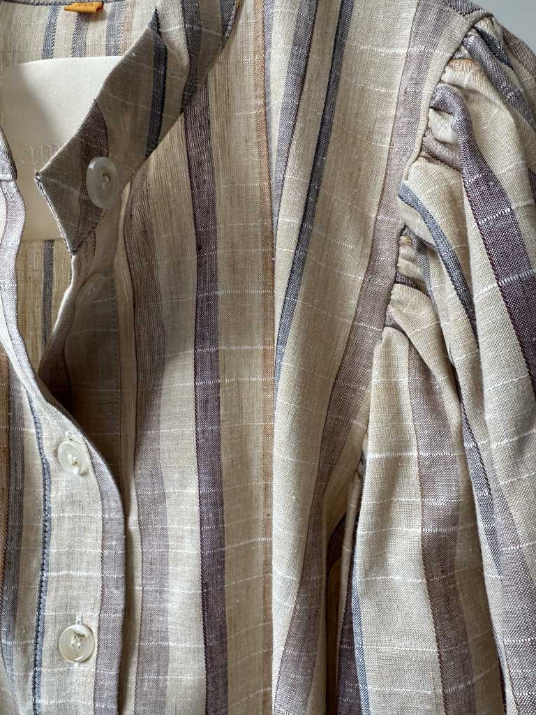 Stribet Skjorte i Natur og Beige med 3/4 Puffærmer – AVA SHIRT
