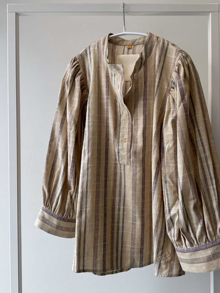 Stribet Skjorte i Natur og Beige med 3/4 Puffærmer – AVA SHIRT