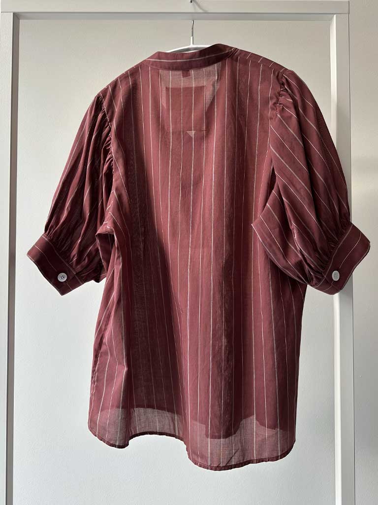 Kortærmet Skjorte i Rødbrun Bomuld med Fine Striber – AVA SHIRT