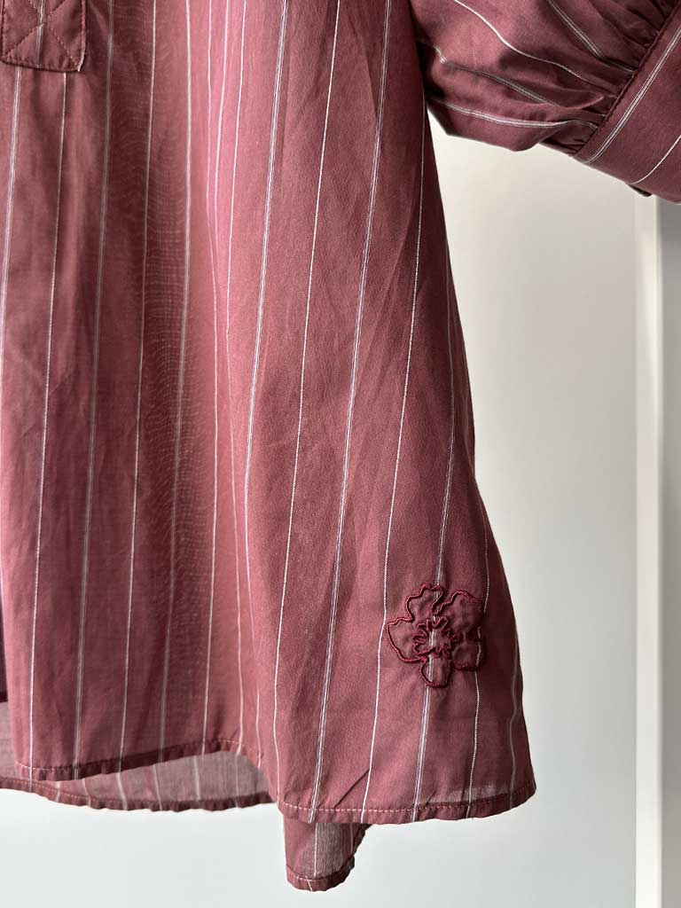 Kortærmet Skjorte i Rødbrun Bomuld med Fine Striber – AVA SHIRT