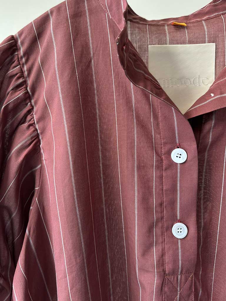 Kortærmet Skjorte i Rødbrun Bomuld med Fine Striber – AVA SHIRT