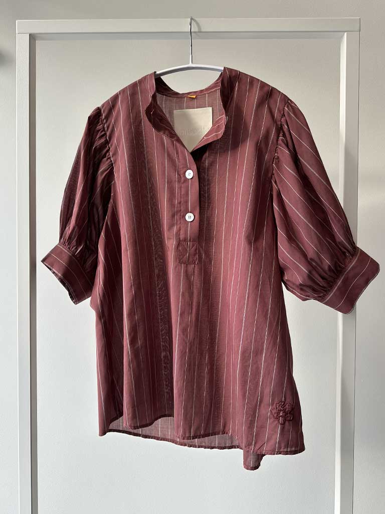 Kortærmet Skjorte i Rødbrun Bomuld med Fine Striber – AVA SHIRT