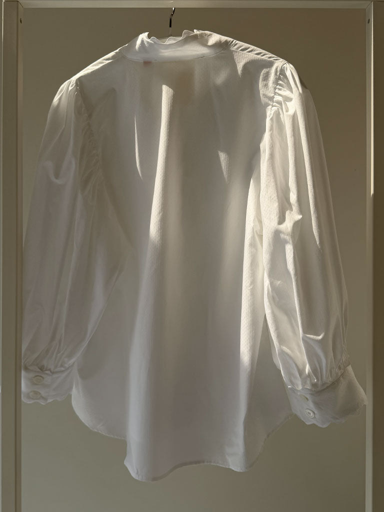 Hvid skjorte med pufærmer – AVA SHIRT