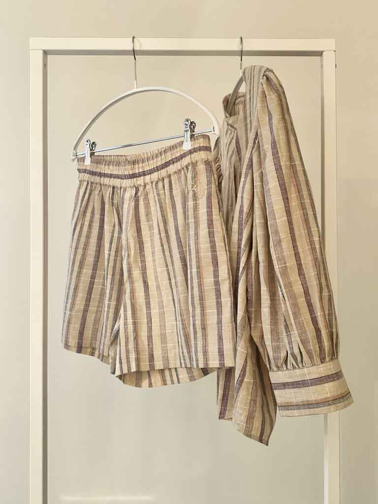 Løse Shorts i Natur og Beige Strib i Bomuld og Hør – BELIZE SHORTS