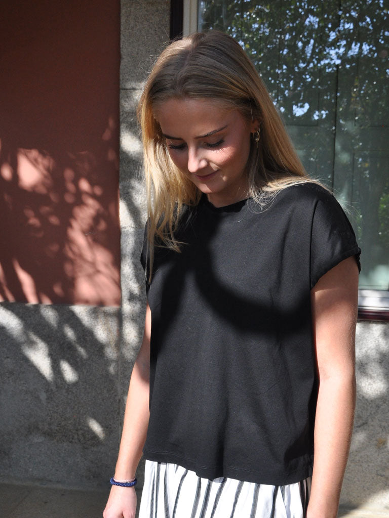 Black Tee with O-Neck in Boxy Fit – OVIO