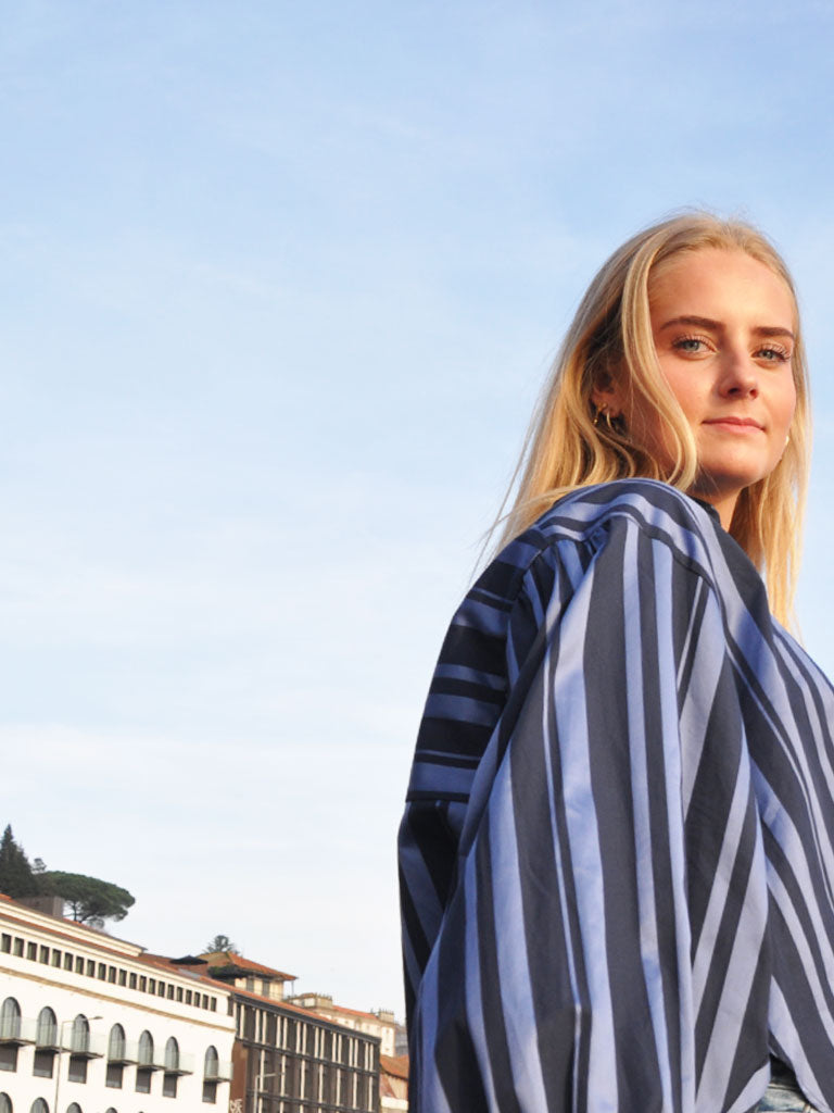 ELLI BLÅ STRIBET SKJORTE