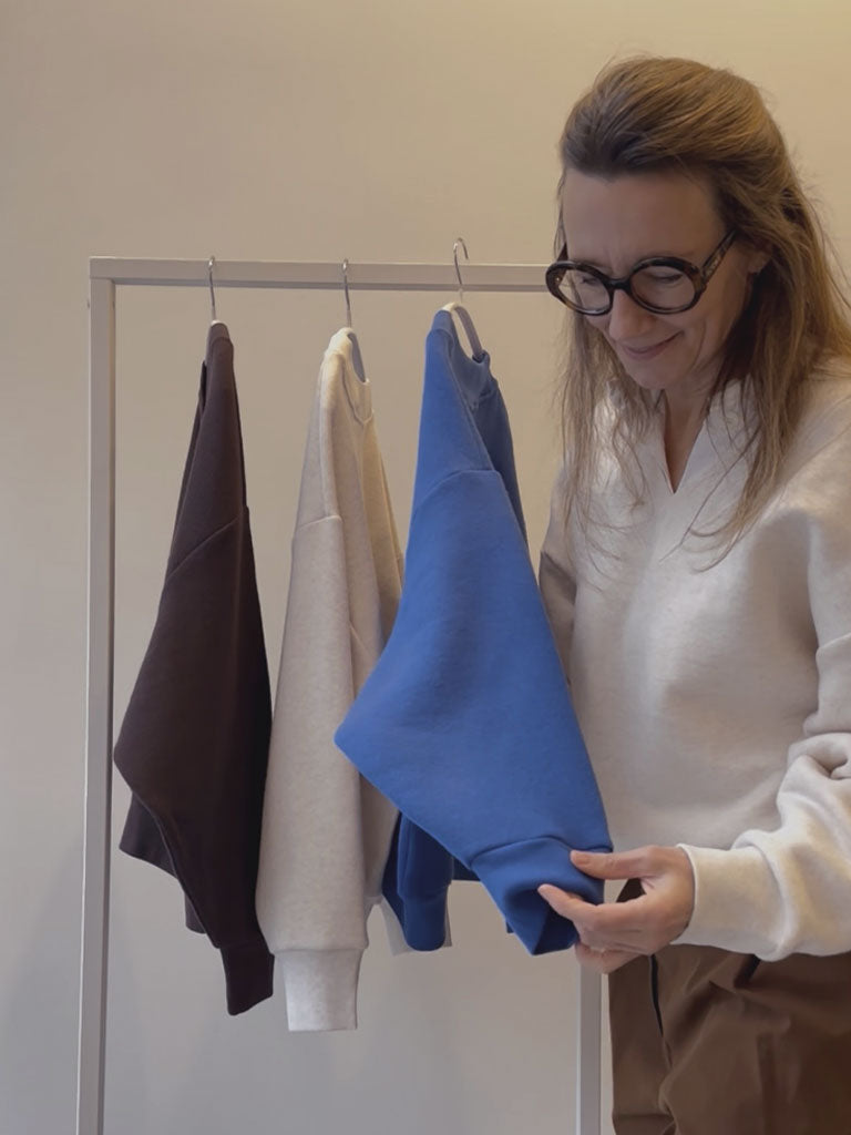 LEENA V-Neck Fleece Sweat – Brown