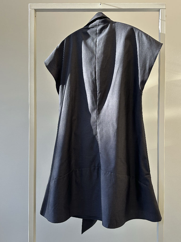 Kort Mørkegrå Festkjole med Stor Sløjfe – LUVIA DRESS